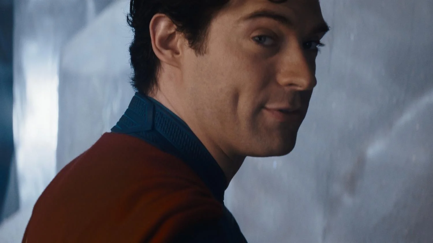 A estrela do Superman, David Corenswet, intervém para defender Milly Alcock do fotógrafo na estreia de Supergirl