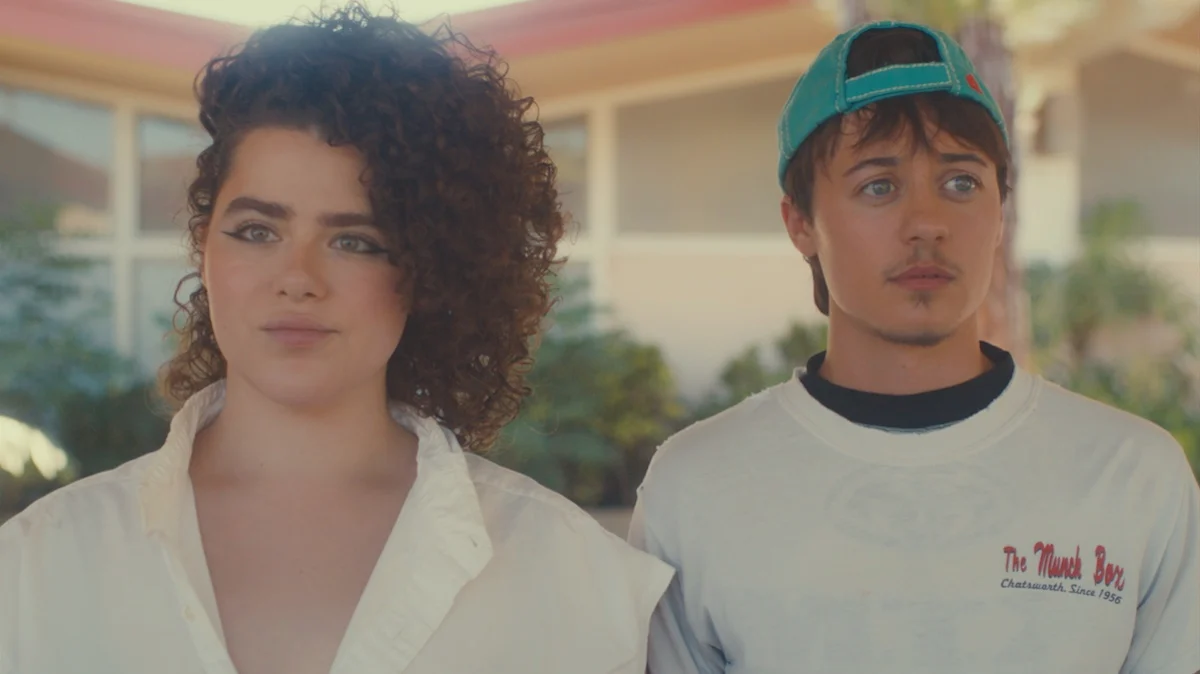Ela é a diretora Siobhan McCarthy em Making the Trans Indie High School Romp