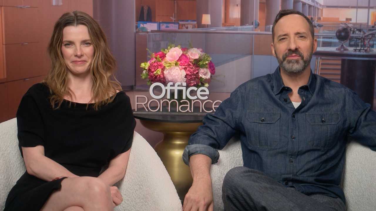 Entrevista 'Office Romance': Betty Gilpin, Tony Hale e mais