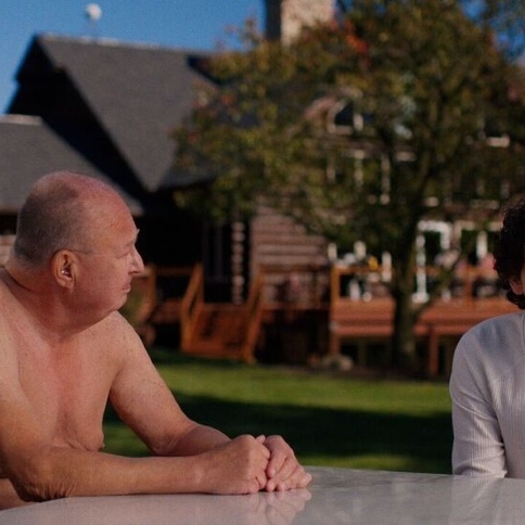 Revisão de Tribeca 2026: PONDEROSA, Surreal Brain Teaser está atolado por sua própria ambição